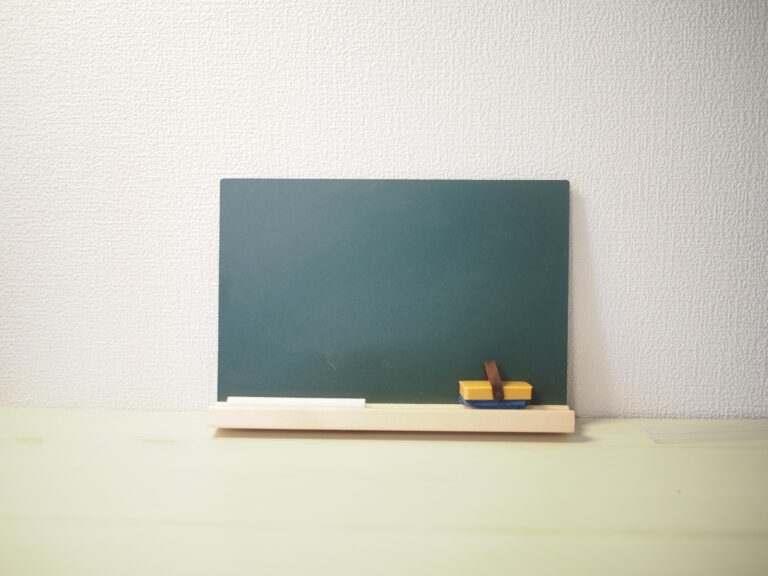 【ダイソー】超リアルな黒板が買えちゃう…！？インテリアにもごっこ遊びにもよきな黒板セット