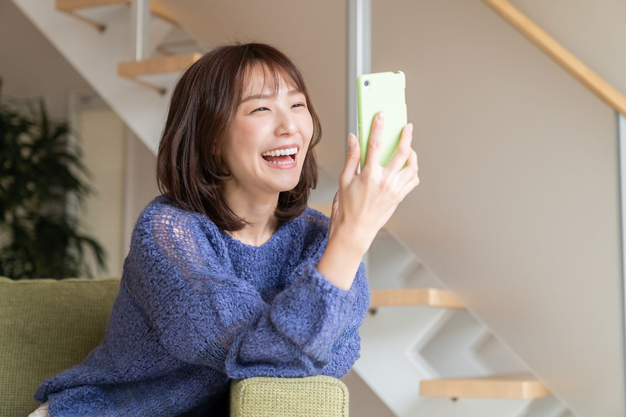 スマートフォンを使用して魅力的なアジアの女性