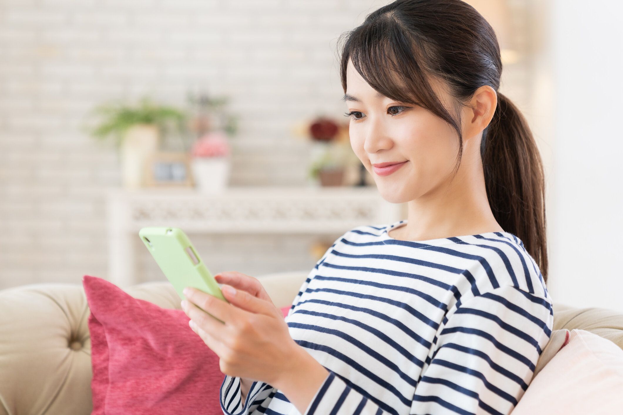 スマートフォンを使用して魅力的なアジアの女性