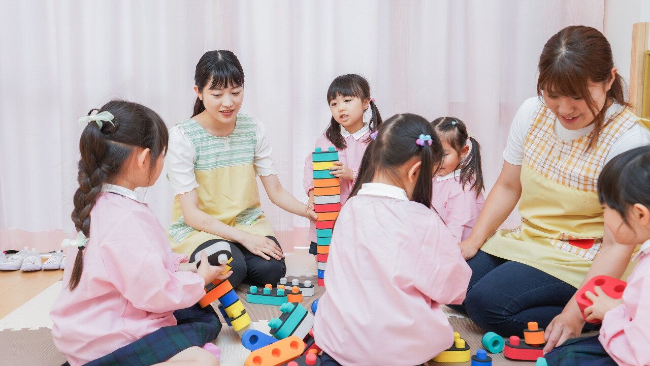 園児が遊ぶ様子