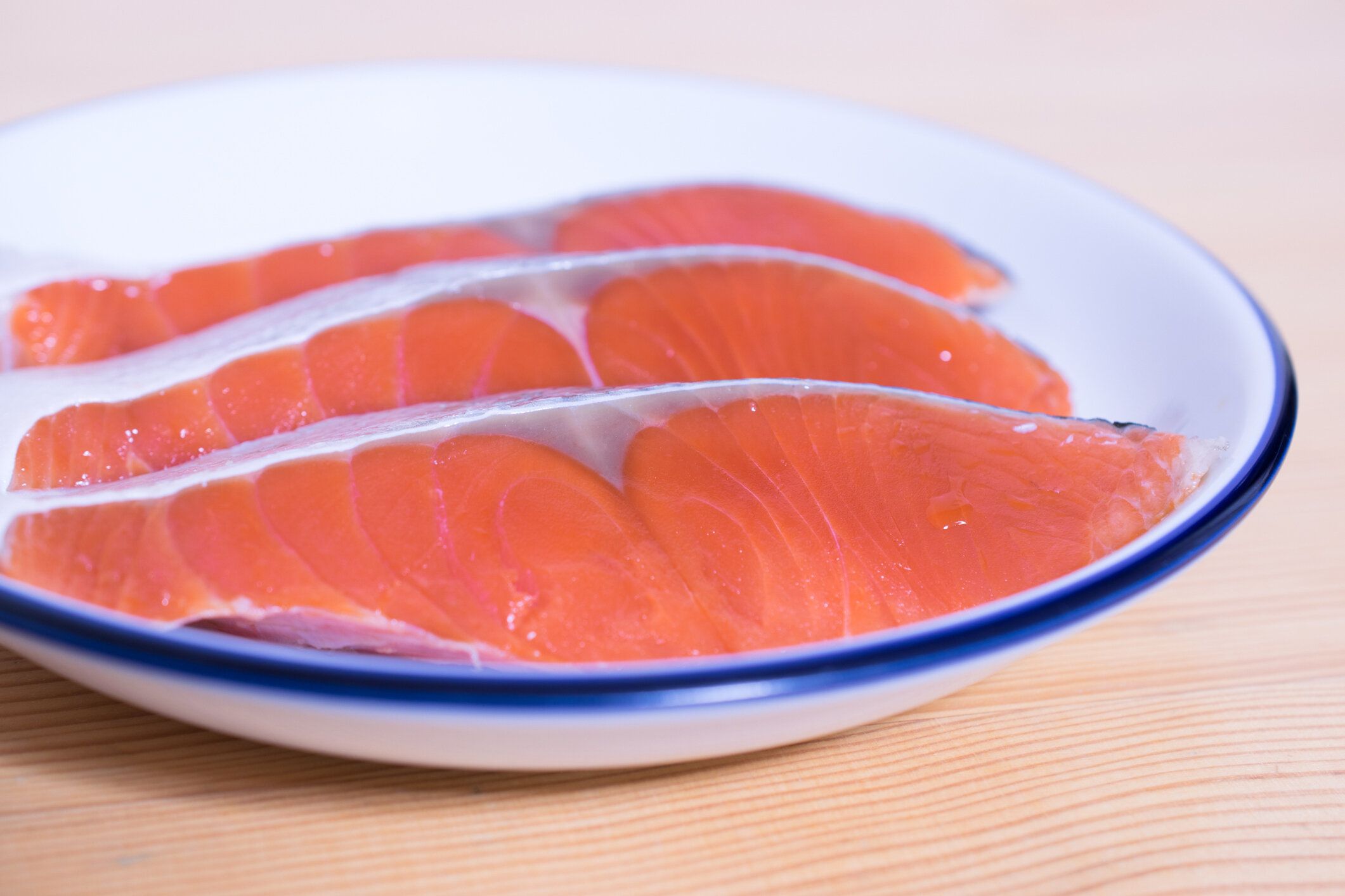 調理前の新鮮なサーモンフィレ