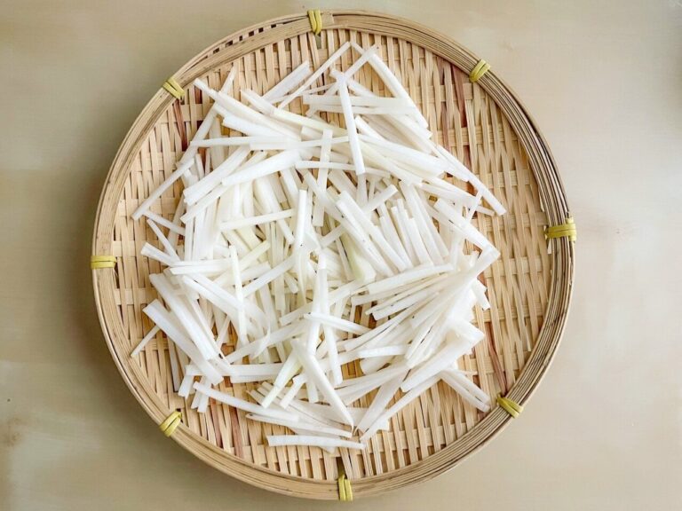 【旬食材】大根の皮は使わなきゃ損！皮だけでつくれるおすすめレシピ3選