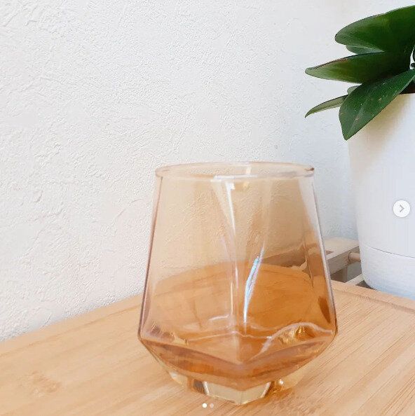 【ダイソー】琥珀色の六角グラスでティータイムをもっとおしゃれに