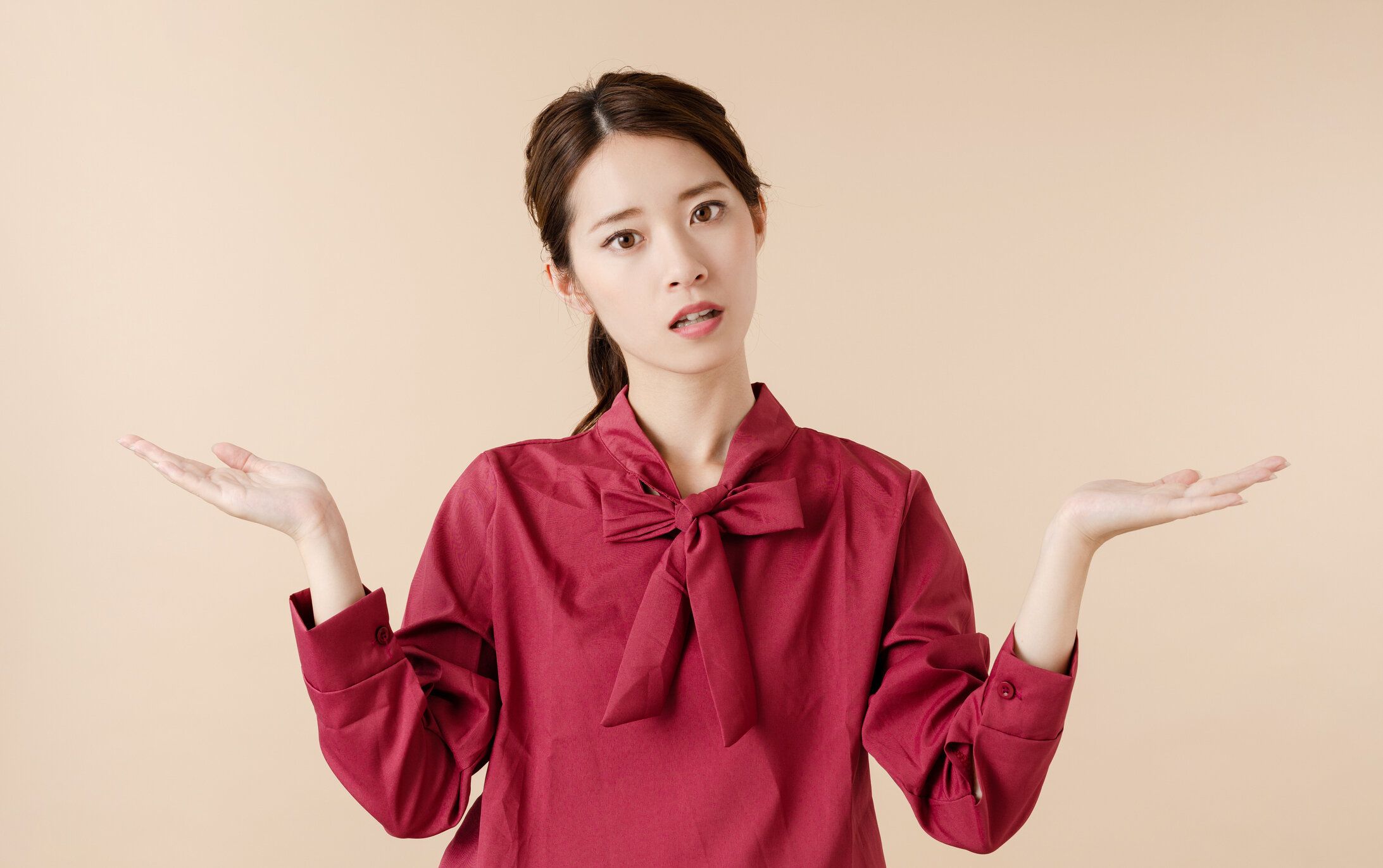 両手を挙げる若い女性.