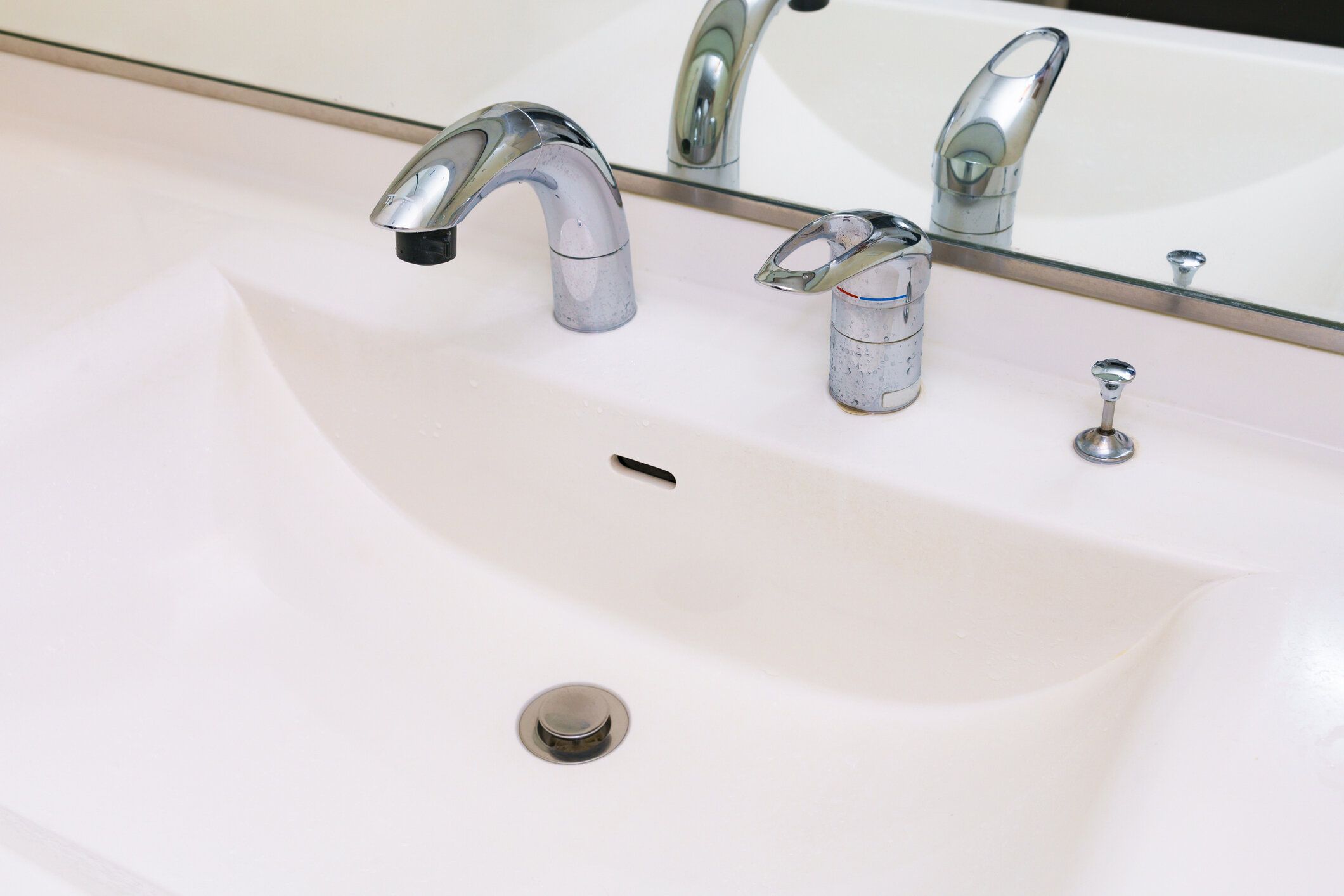 日本の洗面所と蛇口と鏡