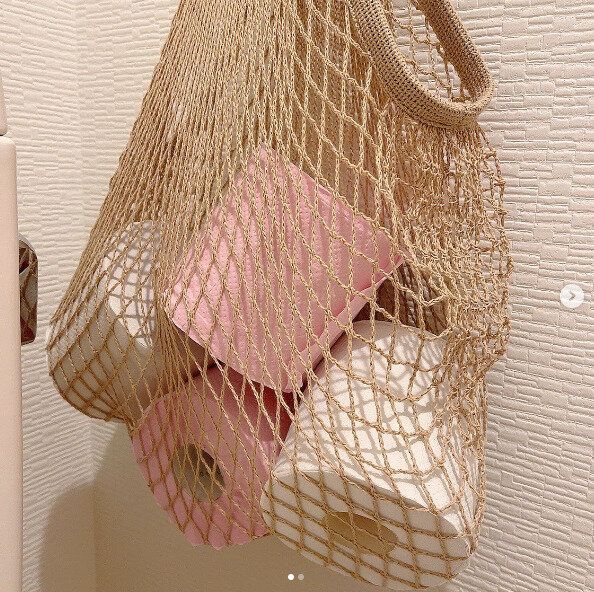 セリアのメッシュバッグにトイレットペーパーを収納