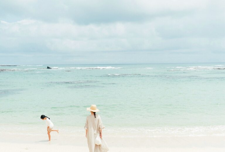 写真を眺めるだけでも旅した気分。東京から奄美大島へ移住した子ども３人の主婦の暮らしを、見せてもらった。