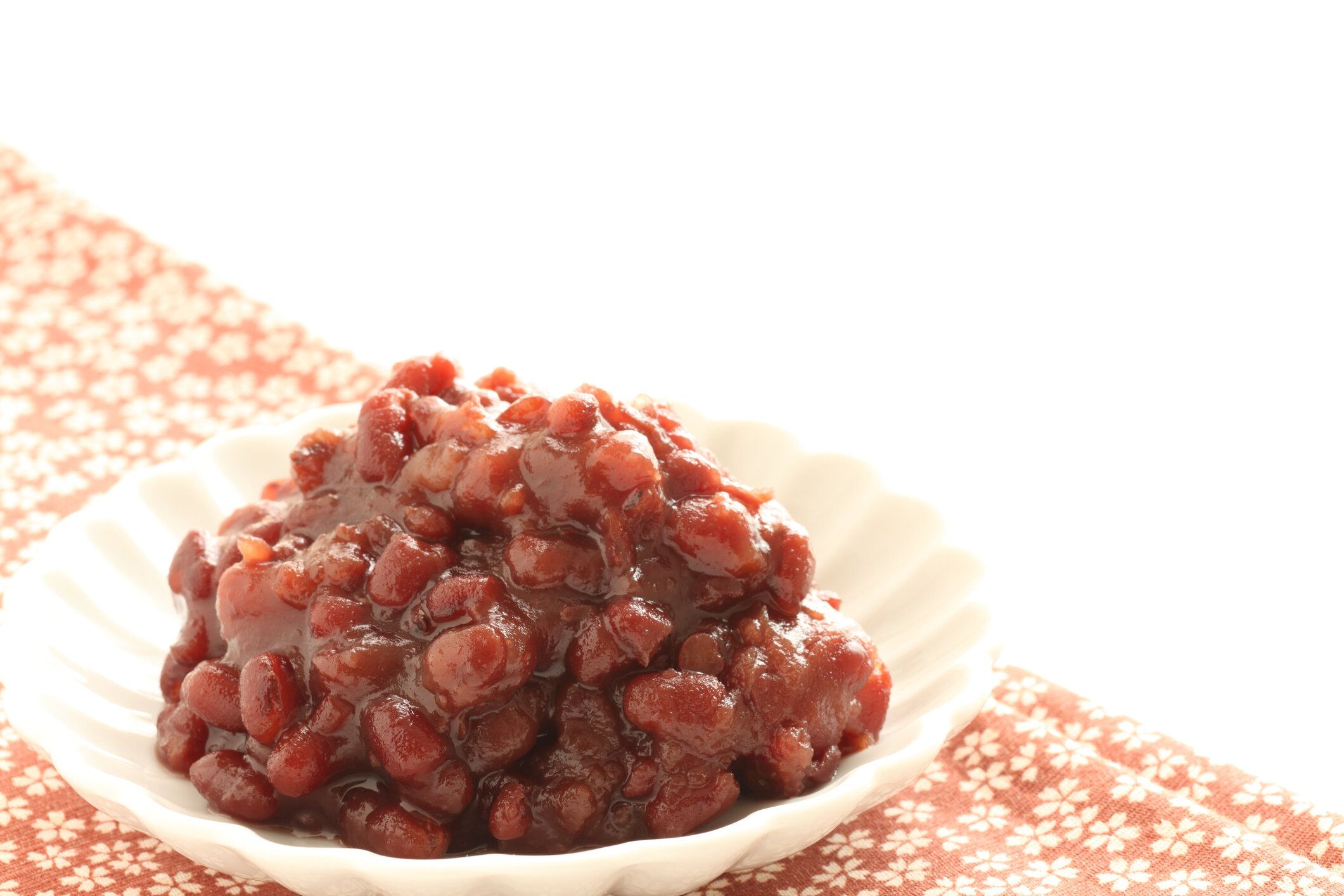 調理画像のための皿に赤い豆ペースト