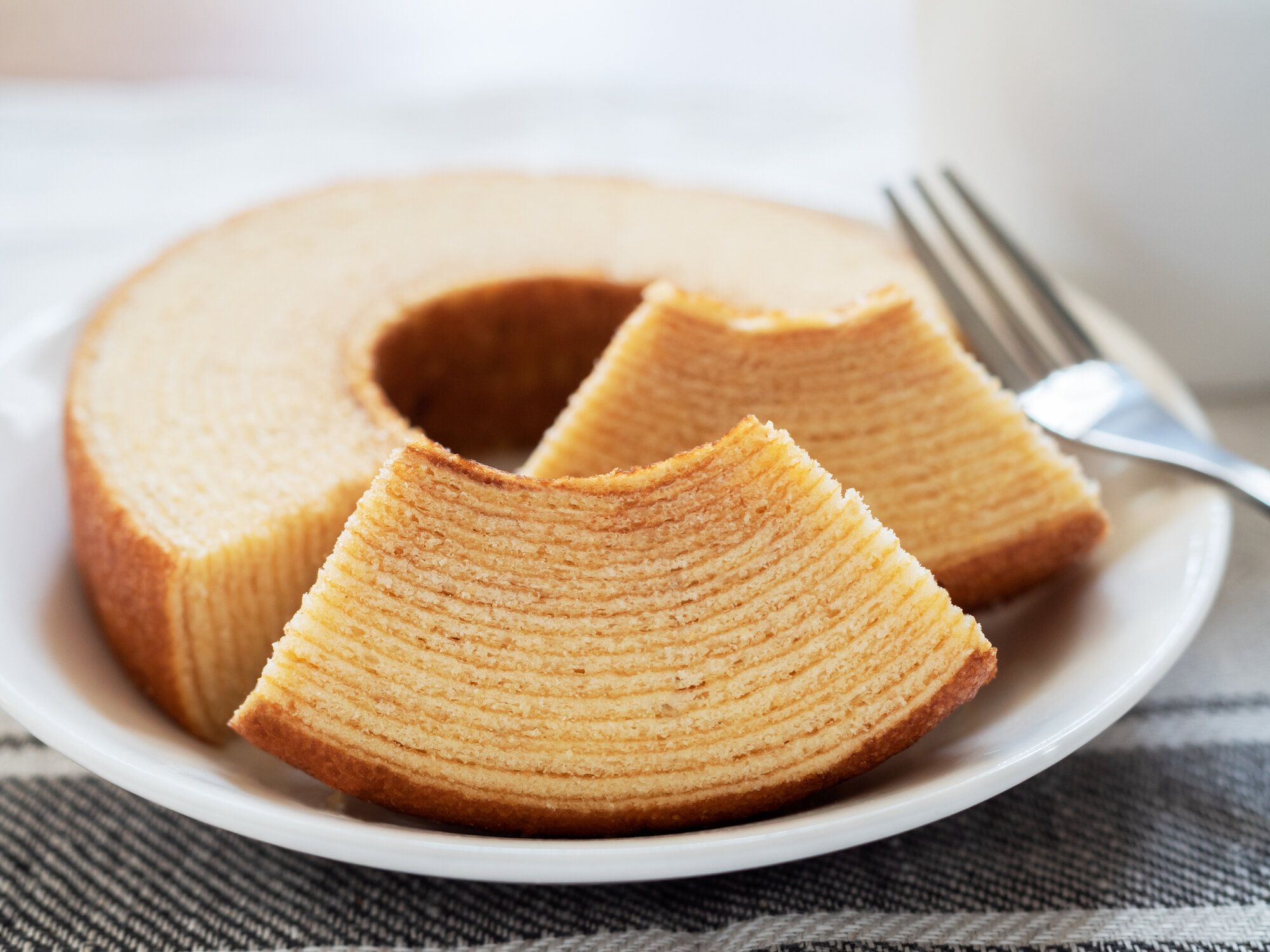 白い皿にバウムクーヘンドイツのドーナツケーキ