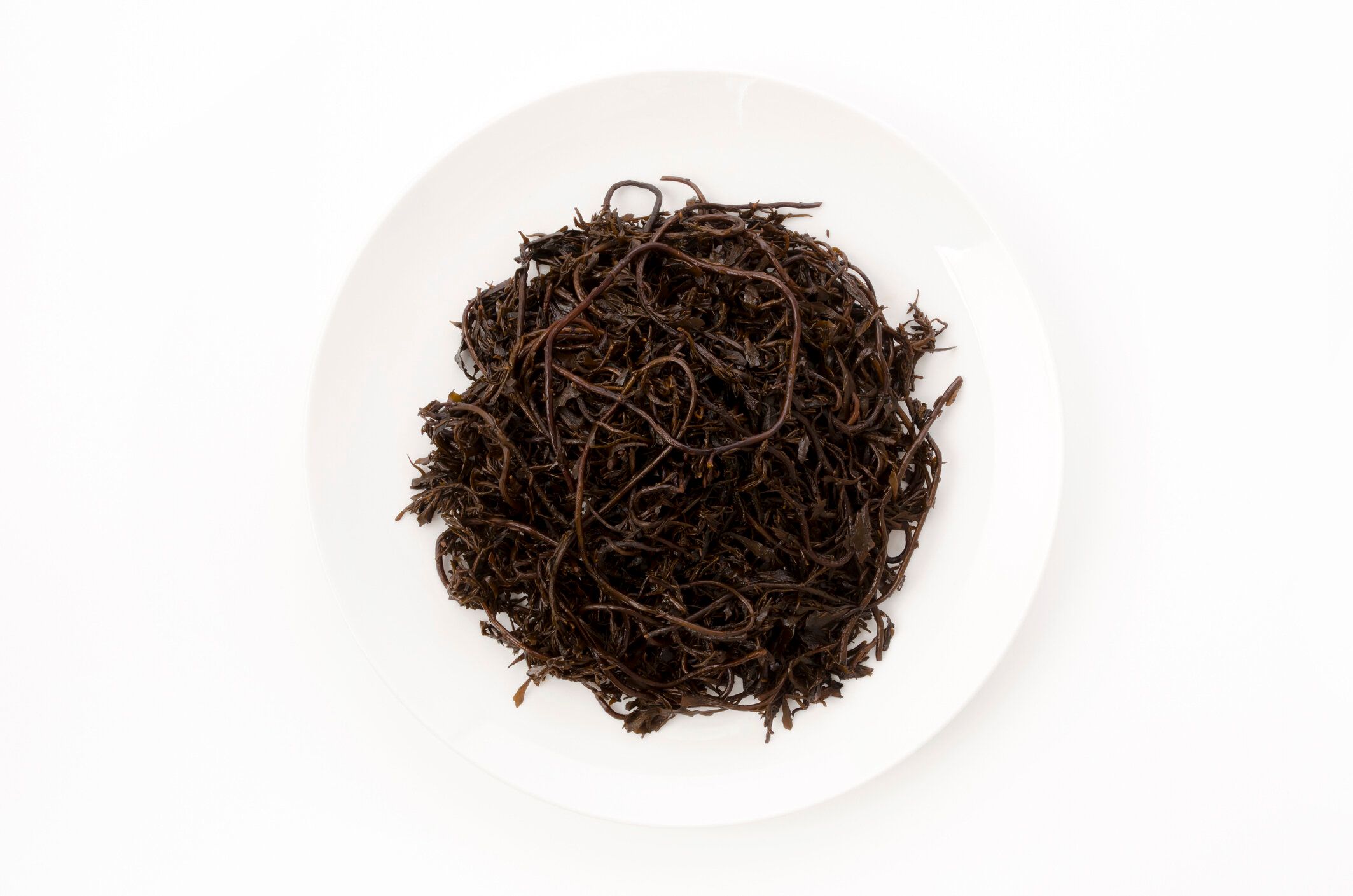 白い背景に白い板にひじき海藻