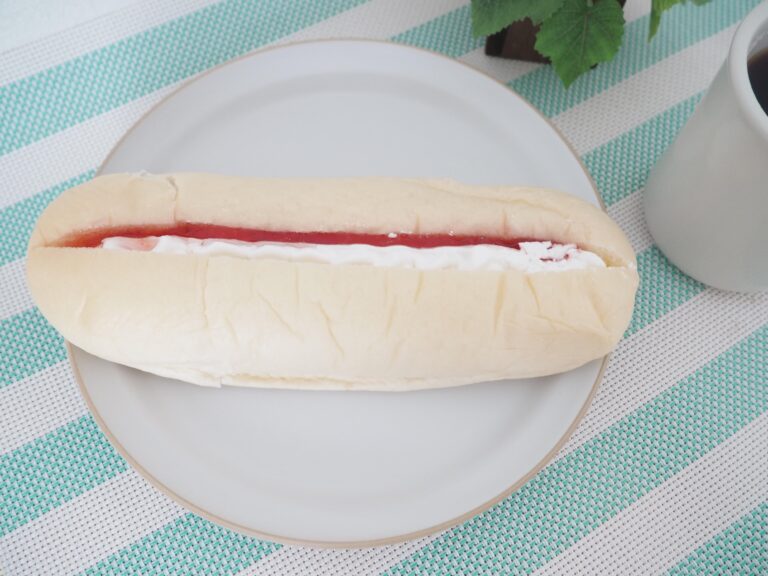 【ミニストップ】まるでショートケーキ!?いちごとミルクホイップのロールパンはクリスマスにぴったり