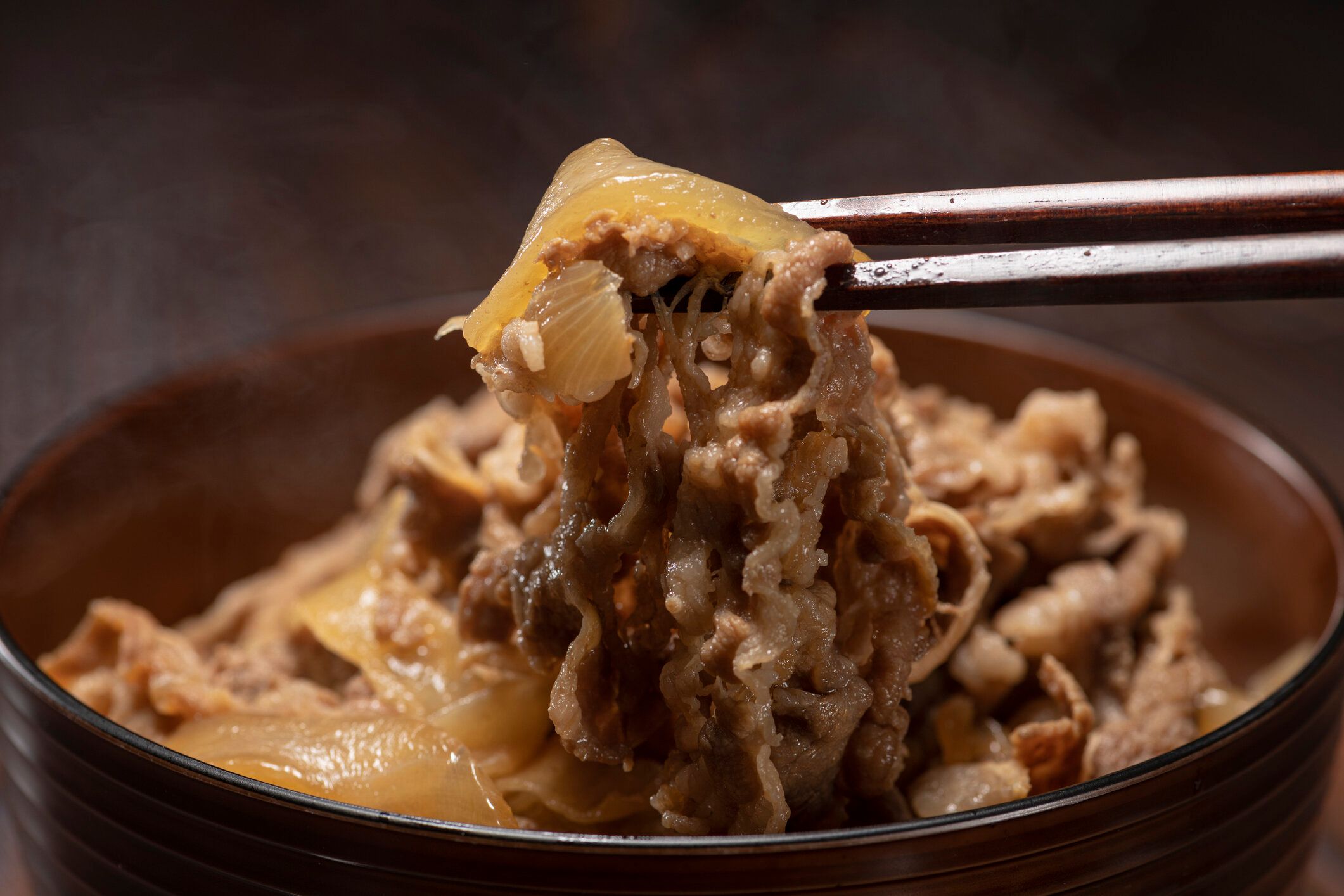 炊き上がった牛肉と玉ねぎをトッピングしたご飯のボウル。