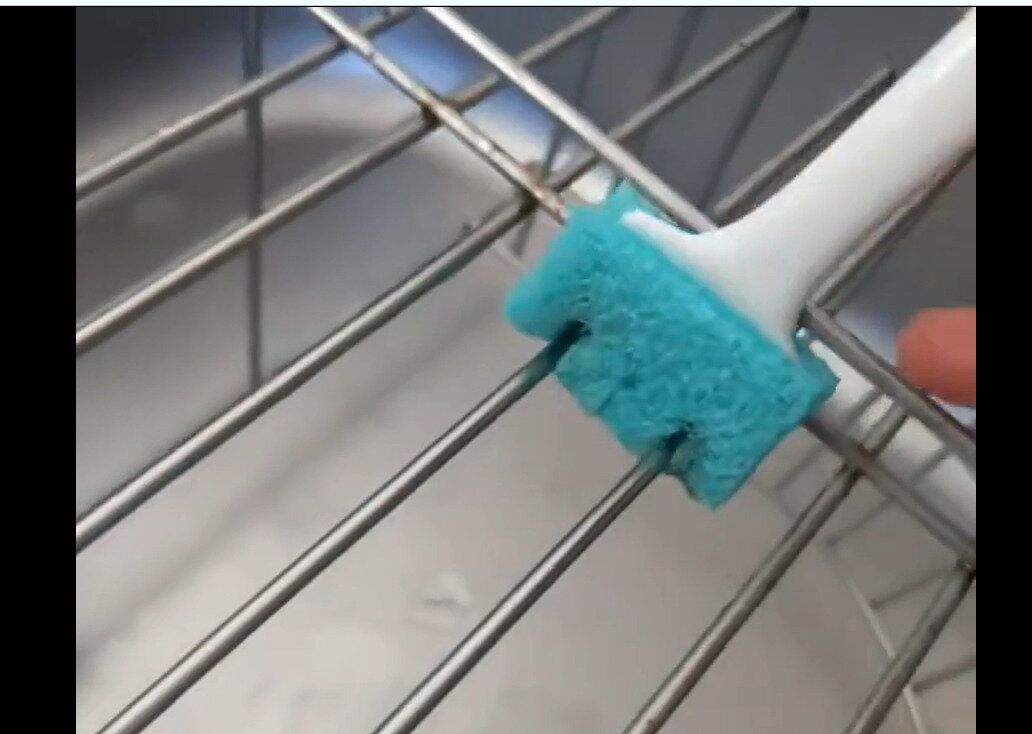 【ダイソー】これは簡単!きれいになる水切りカゴ洗いブラシ