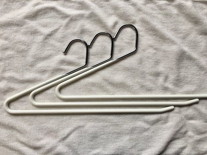 ラックにハンガーをかけたまま衣類をかけたり取ったりが可能な「すべりにくいスラックスハンガー」