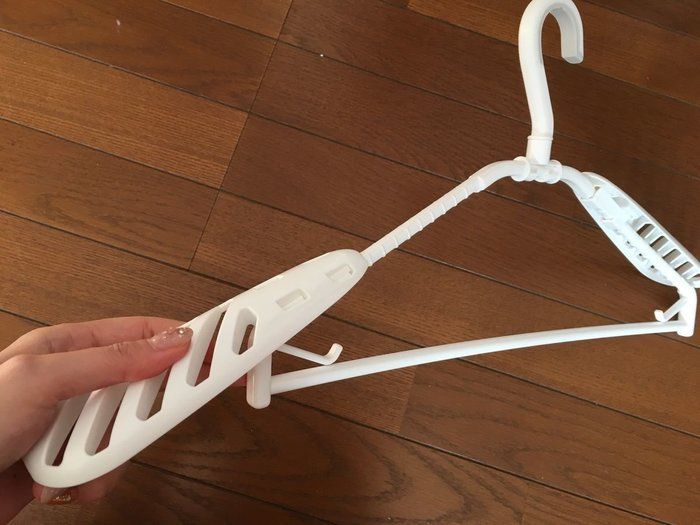 スライド式になるパーツを全部伸ばすと、オーバーサイズのレディース服はもちろんメンズ服も干せる!