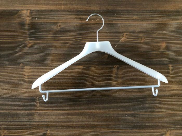 長い商品名がすべてを説明してくれている「クリップ先端がビニール加工で落ちにくいレディースハンガー」