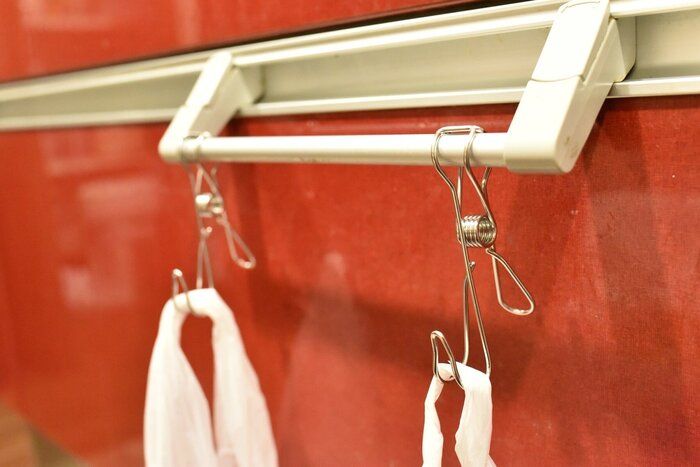 ピンチがついているため、穴もひももないものを吊り下げることが可能