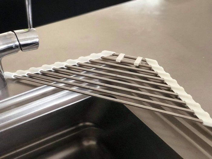 シンクの角部分にピッタリフィット!洗剤やスポンジだけを置く場所としてもいいですね