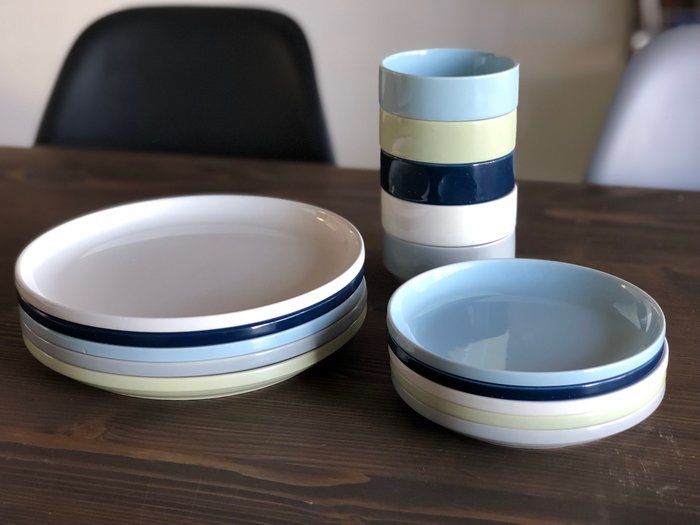 スタッキングできるお皿「DAY-Value食器シリーズ」。サイズも色も豊富で、スタッキングできるので省スペースに収納できます。