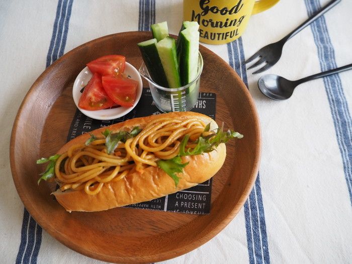 マルフカプレートに小皿をオンしてあげるだけで、切っただけの野菜もオシャレなカフェご飯風に。