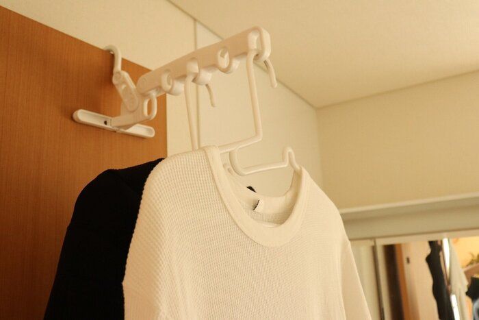 壁面フックやドアの上部に引っ掛けて使うことによって干すところが増える優れもの!