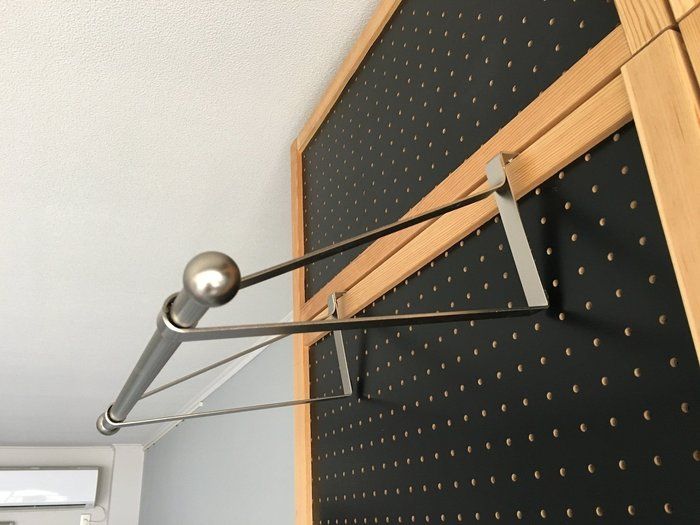 奥行きは約25cmす。一般的なレディースハンガーであれば十分な奥行です。