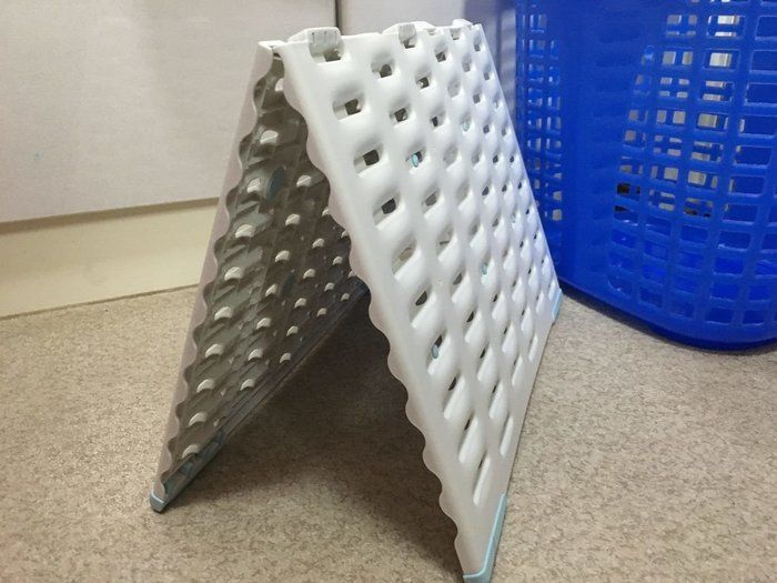 できればいつも清潔にしておきたいバスマット。しかし、使うたびに交換したり干したりするのはなかなかたいへん。そんなとき役立つのが「バスマット干しボードサラカラ(S)」です。