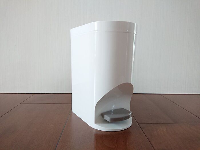 トイレのダストボックスは足で踏むペダルのほうがいいですよね