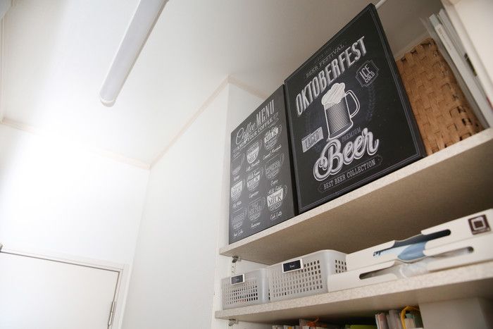 ニトリのキャンバスポスターをつっぱり棒と組み合わせれば、棚の目隠しとして使える!