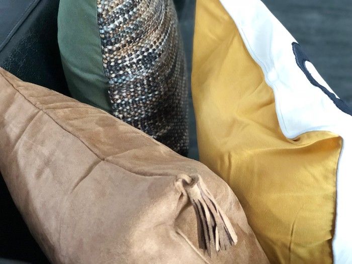 クッションカバーにアクセントカラーを施すことでお部屋の雰囲気を変えることができます。お部屋の模様替え感が楽しめますよ