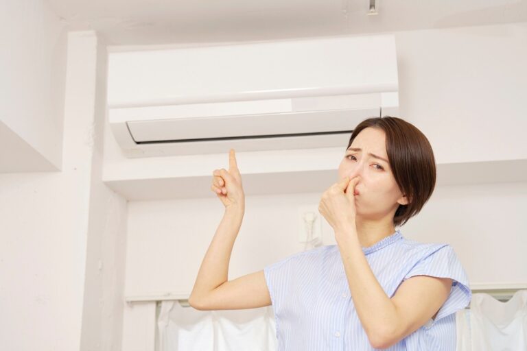 エアコンが臭い原因は？抑える方法や掃除方法などの予防策を紹介