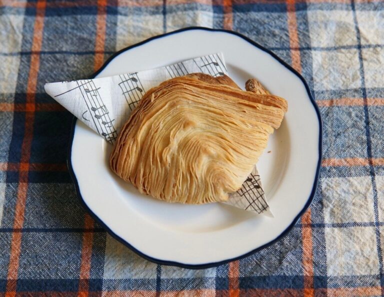 【ローソン】これがパン？スイーツのような満足感。終始パリパリ感がたまらない「ショコラスフォリアテッラ」