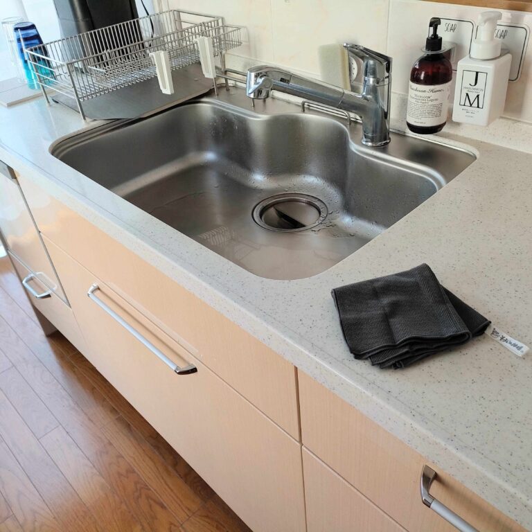 面倒なキッチン掃除が劇的ラクに！あっという間に完了できる新発想のお掃除クロス