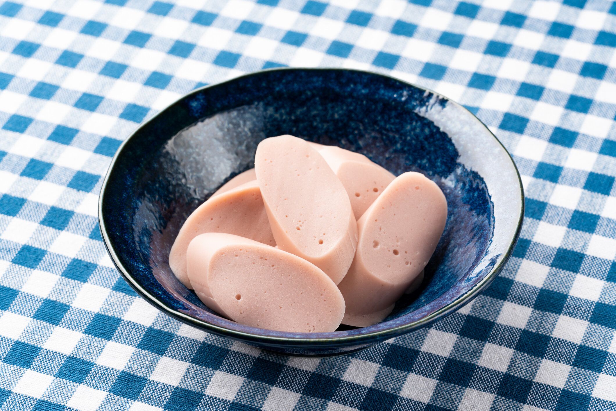 日本の魚肉ソーセージをカット