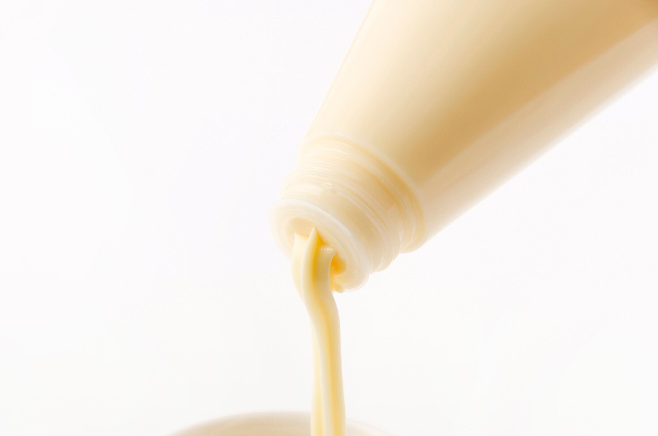 チューブから絞り出されたマヨネーズ