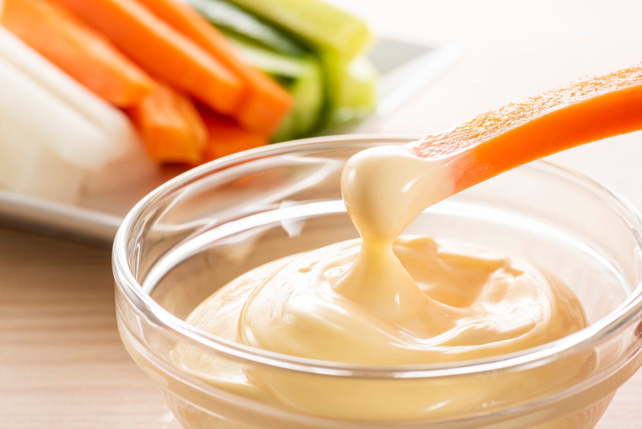 ニンジンにマヨネーズを加える