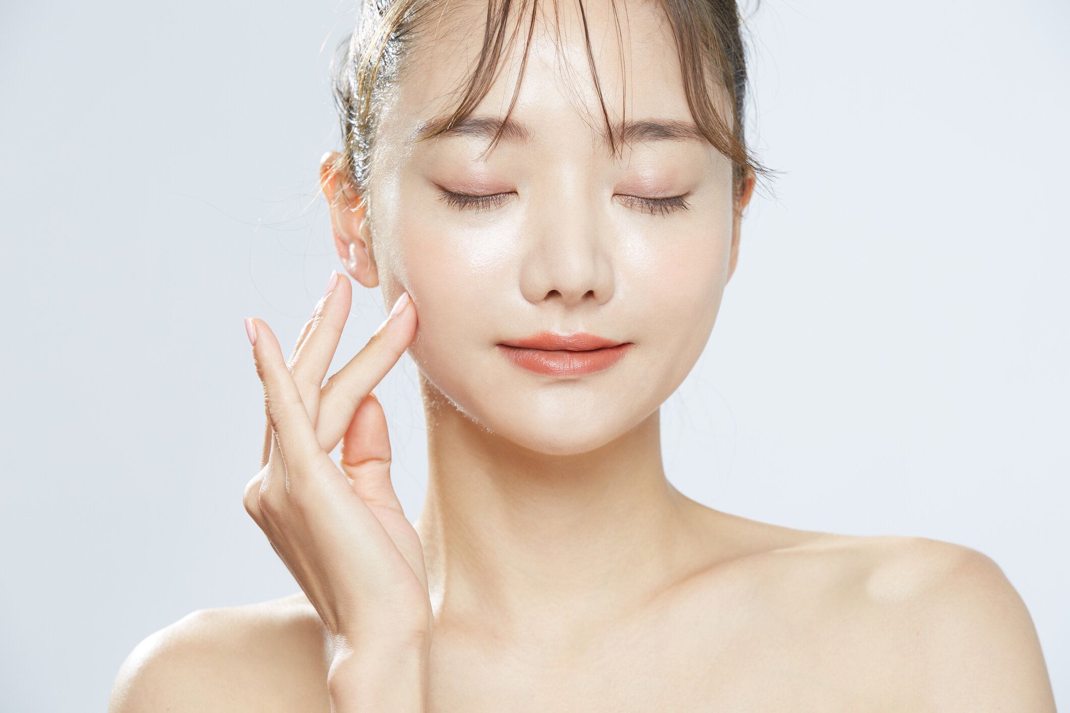 柔らかい強調を持つ若いアジアの女性の美容コンセプトの肖像画