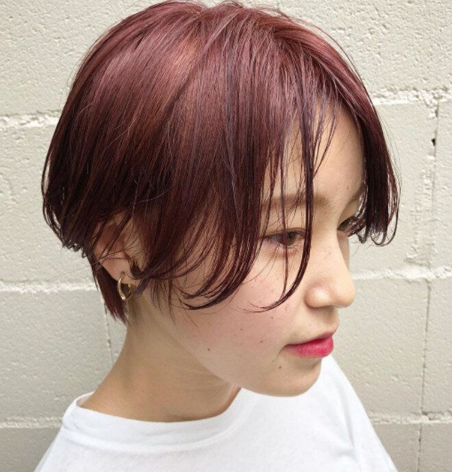 ハンサムショートに甘めピンクカラーのおしゃれな組み合わせ