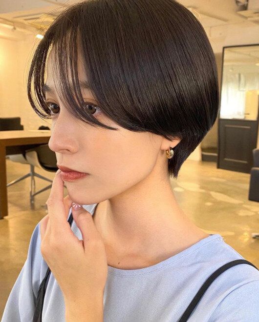 30代女性におすすめのヘアスタイル。ツヤ感が決めて！暗髪ハンサムショート