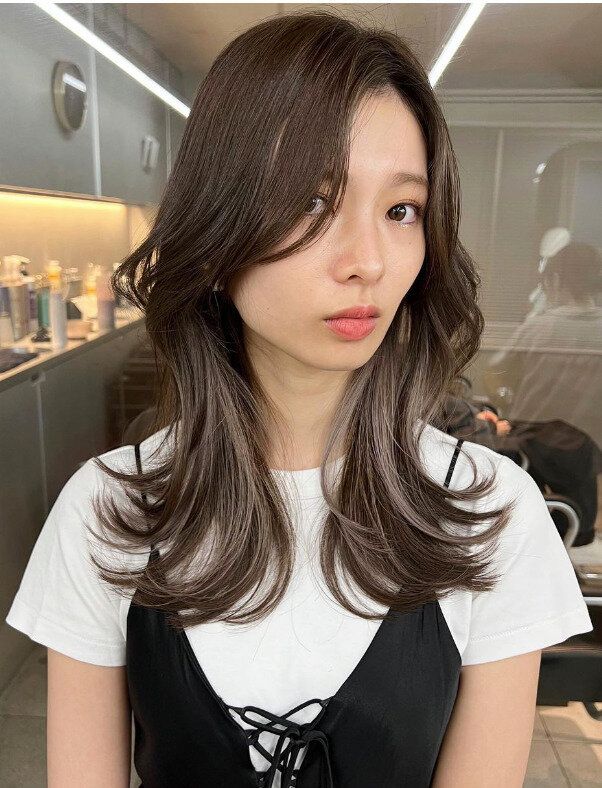 顔まわりに印象をつけるフェイスハイライトが旬！色気のあるロングヘア