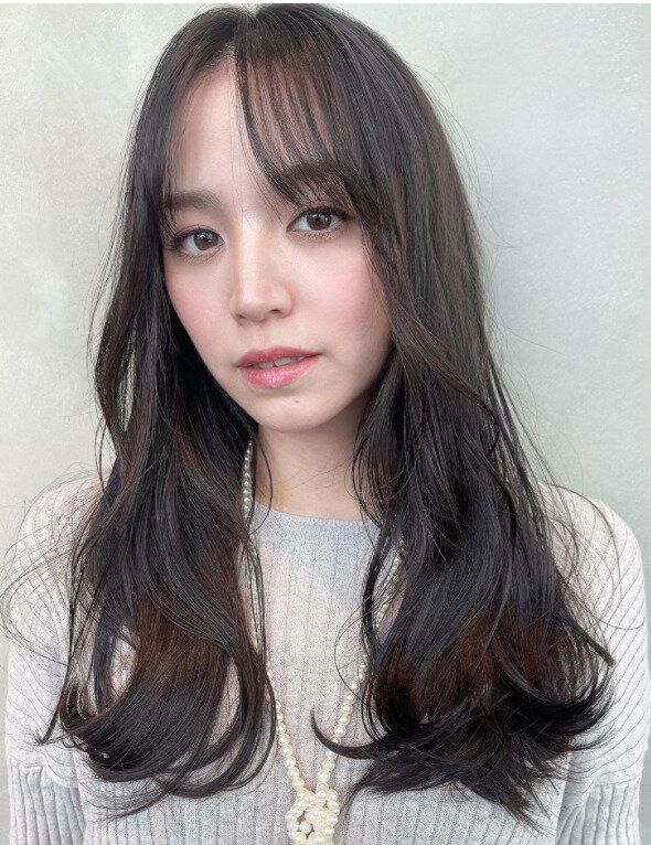 30代女性におすすめのヘアスタイル。グレージュヘアカラーとロングレイヤーの組み合わせ