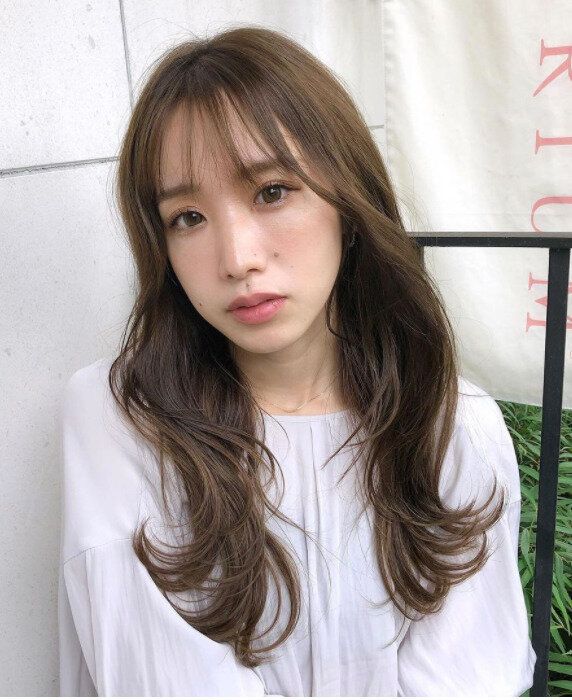 30代女性におすすめのヘアスタイル。アンニュイな波巻きウェーブロング