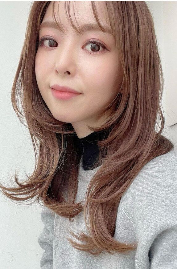 30代女性におすすめのヘアスタイル。顔まわりが華やかに！ロングウルフヘア