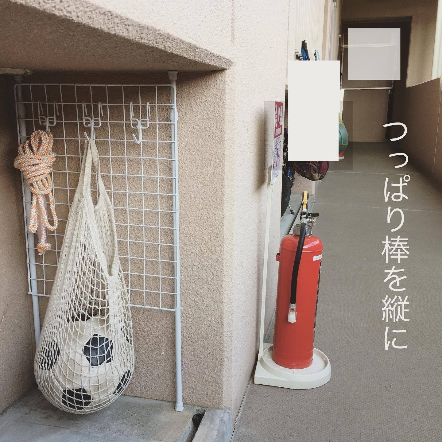 つっぱり棒を縦にして物置スペースが完成