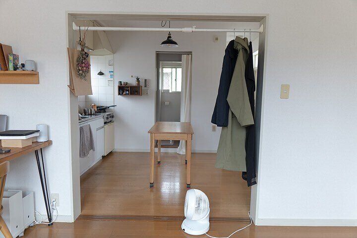 スペースを利用してアウター類の収納!