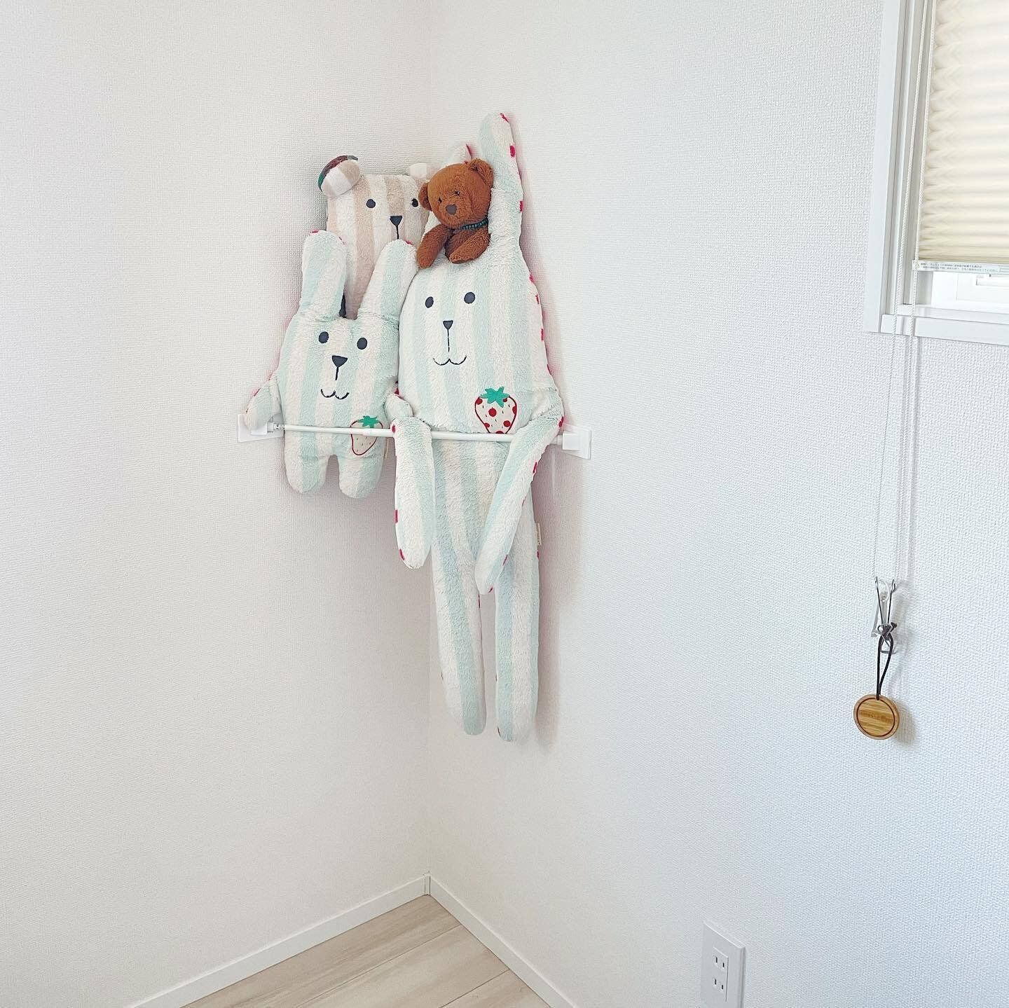 コーナー用つっぱり補助板とつっぱり棒を使って、ぬいぐるみの収納スペースに