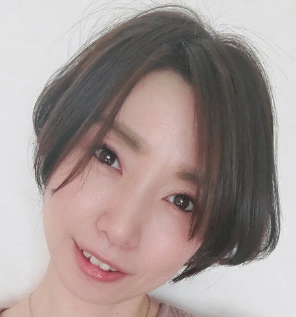 40代丸顔に似合うヘアスタイル。ダイヤシルエットで骨格補正！スタイリング簡単ショート