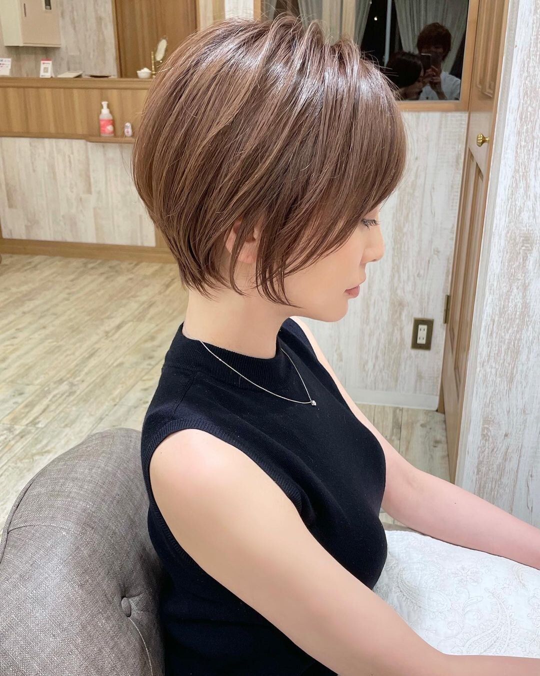 40代丸顔に似合うヘアスタイル 頬をカバーしつつスッキリとしたひし形シルエット