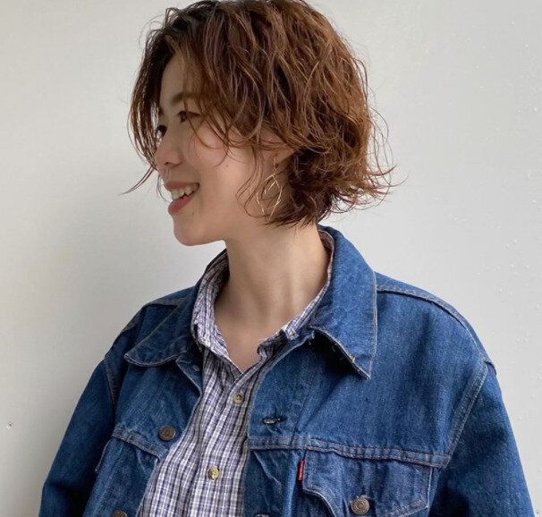 40代丸顔に似合うヘアスタイル しっかりウェーブで骨格をカバーするボブ