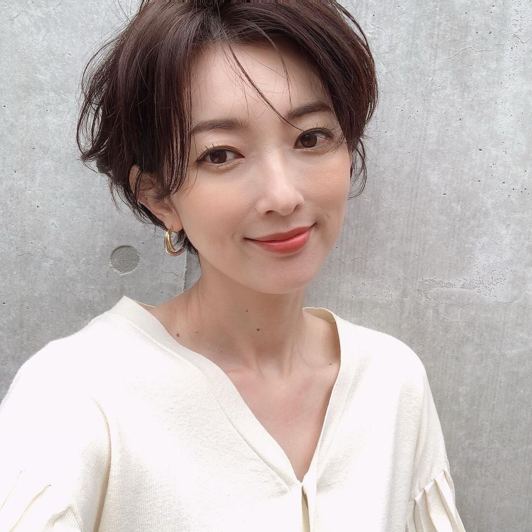 40代丸顔に似合うヘアスタイル マニッシュな小顔ショートボブ